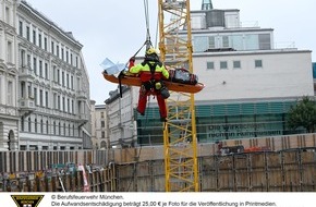 Feuerwehr München: FW-M: Baugerüst stürzt auf Arbeiter (Altstadt-Lehel)