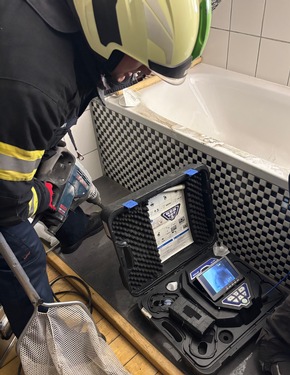 FW Dinslaken: Tierrettung in Dinslaken - Drei Katzen aus Versorgungsschacht gerettet