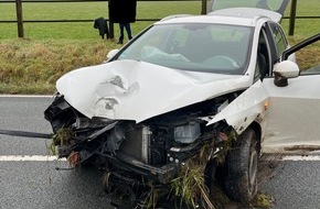 Polizei Bielefeld: POL-BI: Nach Kollision mit Holzpfosten die Ölwanne aufgerissen.