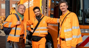 ARD Das Erste: Gute Laune in Orange: Uwe Ochsenknecht, Aram Arami und Neuzugang Marc Oliver Schulze drehen zwei neue Filme der erfolgreichen ARD-Degeto-Reihe "Die Drei von der Müllabfuhr"