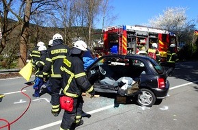 Feuerwehr Plettenberg: FW-PL: Verkehrsunfall mit eingeklemmter Person