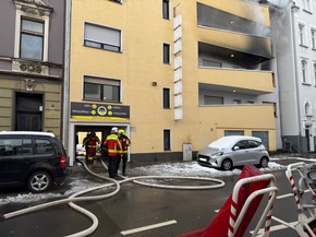 FW Düren: Brand im Mehrfamilienhaus mit drei Verletzten