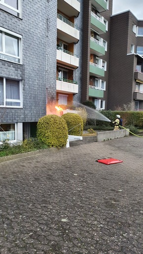 Feuerwehr Bremerhaven: FW Bremerhaven: Brennende Gasflasche auf einem Vordach