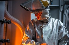 Schott AG: Klimafreundliche Glasherstellung: Erfolgreiche Tests mit Wasserstoff im industriellen Maßstab