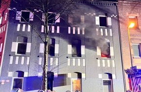 Feuerwehr Essen: FW-E: Ausgedehnter Wohnungsbrand in der Nacht - drei verletzte Personen