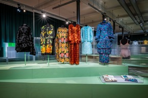 Neue Ausstellung im Textilmuseum St.Gallen eröffnet / Mode sammeln. Von T-Shirts bis Haute Couture / 24.10.25 - 25.05.26