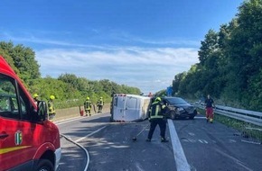 Feuerwehr Bergheim: FW Bergheim: Drei Verletzte nach Unfall auf A61 Kleintransporter kollidiert mit PKW auf Standstreifen