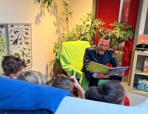 BPOL-HH: Bundesweiter Vorlesetag - Bundespolizisten sorgen für strahlende Gesichter bei Kindern