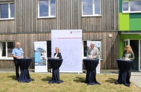 Hochschule der Polizei: HDP-RP: Klimafreundlich bauen: Ministerin Ahnen besucht Holzgebäude auf dem Hahn