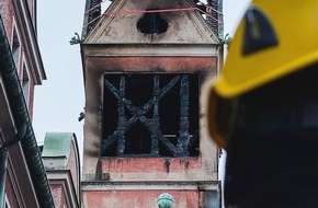 Feuerwehr München: FW-M: Lose Anbauteile am Glockenturm (Lehel)