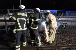 Feuerwehr Dortmund: FW-DO: PKW landet nach Verkehrsunfall im Gleisbett der Stadtbahn - Feuerwehr unterstützt bei der Bergung