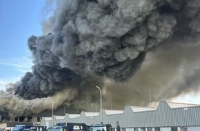 Feuerwehr Pforzheim: FW Pforzheim: Erneuter Brand einer Lagerhalle eines Entsorgungsbetriebes