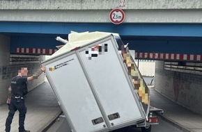 Polizeipräsidium Südosthessen: POL-OF: 80 Zentimeter zu hoch: Fahrzeug blieb an Brücke hängen