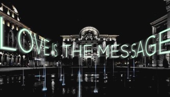 LOVE IS THE MESSAGE: Einladung an die Medien: 15 Meter hohe, interaktive Laser-Textprojektion auf den Fassaden beim Bundesplatz