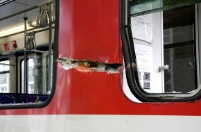 Feuerwehr Essen: FW-E: Radlader berührt fahrende Straßenbahn mit seiner Schaufel, drei Personen verletzt