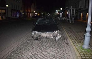 Polizeiinspektion Nienburg / Schaumburg: POL-NI: Unfallflüchtiger fährt mit Pkw in Gartenmauer