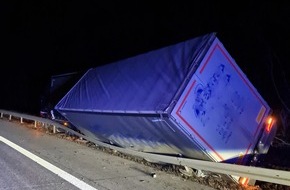 Autobahnpolizeiinspektion: API-TH: Sattelzug kippt über Leitplanke