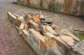 Polizeiinspektion Nienburg / Schaumburg: POL-NI: Unfallflucht in Obernkirchen - Sandsteinmauer beschädigt