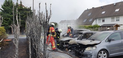 Polizei Mettmann: POL-ME: Mehrere Autos bei Heckenbrand beschädigt: Schaden von rund 100.000 Euro - Velbert - 1907151