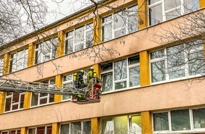 Feuerwehr Dresden: FW Dresden: Brand in der 101. Oberschule "Johannes Gutenberg"