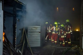 FW-RD: Nächtlicher Großeinsatz in Nortorf - Feuer in einem Wohn- und Geschäftshaus