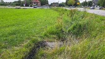Polizeiinspektion Stade: POL-STD: Unbekannter Autofahrer kommt in Bliedersdorf-Postmoor von der Straße ab und verursacht Unfall - Autofahrer flüchtet - Polizei sucht Verursacher und Zeugen, 25 Meter Krankabel entwendet