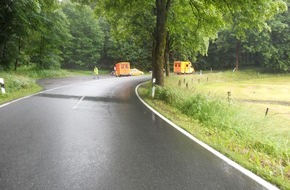 Polizeiinspektion Hameln-Pyrmont/Holzminden: POL-HOL: Landesstraße 549;  Neuhaus in Richtung Boffzen: Wieder Kradunfall  - 47jähriger Biker erlitt kompliziertem Beinbruch -