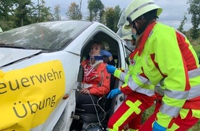 Freiwillige Feuerwehr Borgentreich: FW Borgentreich: Gemeinsame Alarmübung der Feuerwehr Borgentreich und dem Deutschen Roten Kreuz.