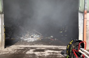Feuerwehr Essen: FW-E: Feuer in Müll-Sortierhalle der Entsorgungsbetriebe Essen