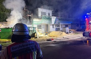Feuerwehr Remscheid: FW-RS: Baucontainerbrand mit &Uuml;berschlag auf Garagendach