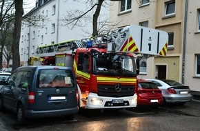 Feuerwehr Dortmund: FW-DO: Loser Kamin auf einem Dach - Falschparker behindern Feuerwehr auf der Anfahrt
