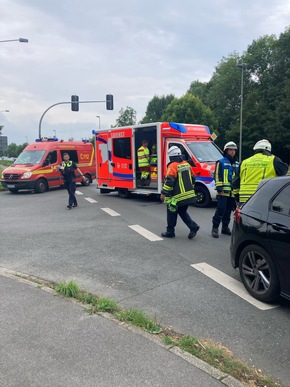 FW-EN: Verkaufscontainer gerät in Brand &amp; Verkehrsunfall - Zwei Paralleleinsätze für die Hattinger Feuerwehr