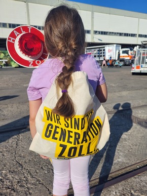 HZA-BS: Der Zoll präsentiert sich beim 2. Blaulichttag des PS.SPEICHER in Einbeck