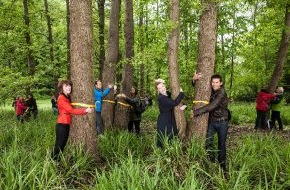 ProSieben: Weltrekord! 848 Menschen umarmen mit ProSieben und dem WWF Bäume für Waldschutz in Essen (BILD)