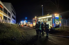 Feuerwehr Erkrath: FW-Erkrath: Brand in einem leerstehenden Gewerbebetrieb l&ouml;st umfangreichen Feuerwehreinsatz aus