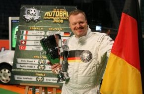 ProSieben: Warmmachen zur EURO 2008: Stefan Raab fährt Autoball