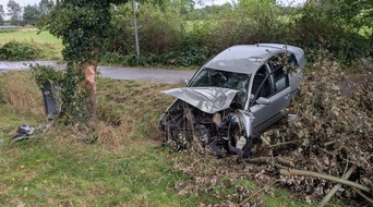 Polizeiinspektion Cuxhaven: POL-CUX: Mehrere Verkehrsunfälle im gesamen Landkreis - Alkoholisierter Senior in Ringstedt nach Verkehrsunfall lebensgefährlich verletzt (Foto im Anhang)