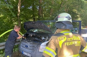 Feuerwehr Herdecke: FW-EN: Schwelbrand im Motorraum - Übergreifen auf Fahrzeug verhindert - Autofahrer gefährdet Einsatzkräfte