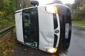 Kreispolizeibehörde Oberbergischer Kreis: POL-GM: Transporter kippt bei Unfall auf der L306 auf die Seite