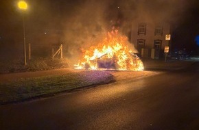 Freiwillige Feuerwehr Bedburg-Hau: FW-KLE: Fahrzeugbrand in Schneppenbaum - Taxi brennt vollst&auml;ndig aus