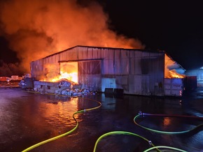 FW Dörentrup: Brand im Industriegebiet Dörentrup-Humfeld - Feuerwehr erneut im Großeinsatz