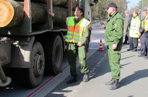 Polizeiinspektion Nienburg / Schaumburg: POL-NI: Großkontrolle des Schwerlastverkehrs - Beanstandungsquote bei 50 Prozent -Bilder im Download-