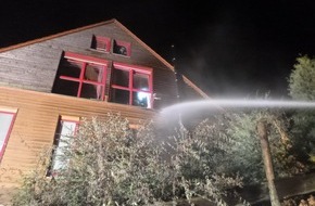 Polizeidirektion Bad Kreuznach: POL-PDKH: Brand in einem Einfamilienhaus in Tiefenthal - Drei Personen durch Rauchgasintoxikation leicht verletzt