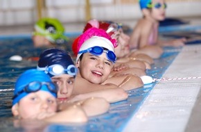 DVAG Deutsche Vermögensberatung AG: Förderung der Schwimmausbildung von Kindern und Jugendlichen: Schwimmlernprogramm "SwimStars" feiert einjähriges Jubiläum (mit Bild)