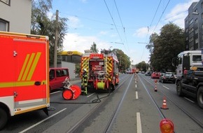 Feuerwehr Mülheim an der Ruhr: FW-MH: Verkehrsunfall zwischen Schulbus und PKW, drei verletzte Personen