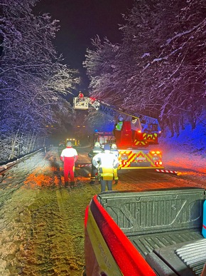 FW-EN: Feuerwehr wegen Schneewetterlage dauerhaft im Einsatz! - 27 Einsätze für Feuerwehr und THW-Wache bis zum Abend besetzt