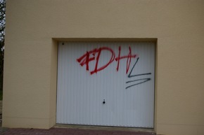 POL-HM: Presseinfo der Polizei Bad Pyrmont - Graffiti-Schmierereien an Grundschule und Küchenstudio