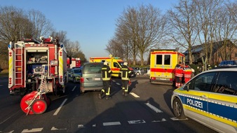 FW-AUR: Eingeschlossene Person nach Verkehrsunfall vermutet