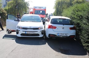 Polizei Rheinisch-Bergischer Kreis: POL-RBK: Wermelskirchen - Nicht gesicherter Pkw rollt Gefälle hinab - Fahrerin verletzt sich schwer