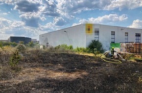 Feuerwehr Oberhausen: FW-OB: Flächenbrand und Verkehrsunfall beschäftigen Feuerwehr am Nachmittag
